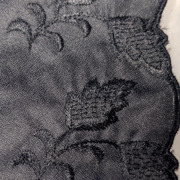 Vintage black half slip with floral embroidered hem - Picture 5 of 5